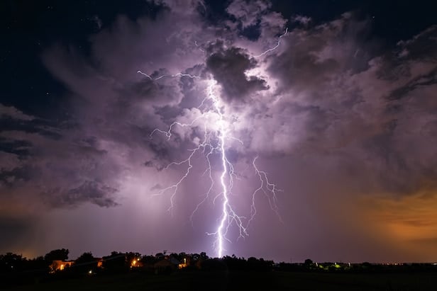 Oregon golfer struck by lightning while playing solo, calls 911 for himself after regaining consciousness